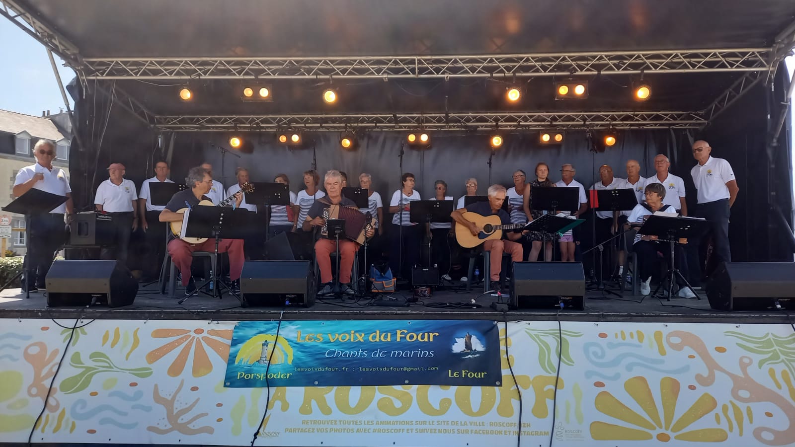 La chorale de chants de marins Les Voix du Four, de Porspoder, a ouvert la Fête de la mer dès le 25 juillet au matin.